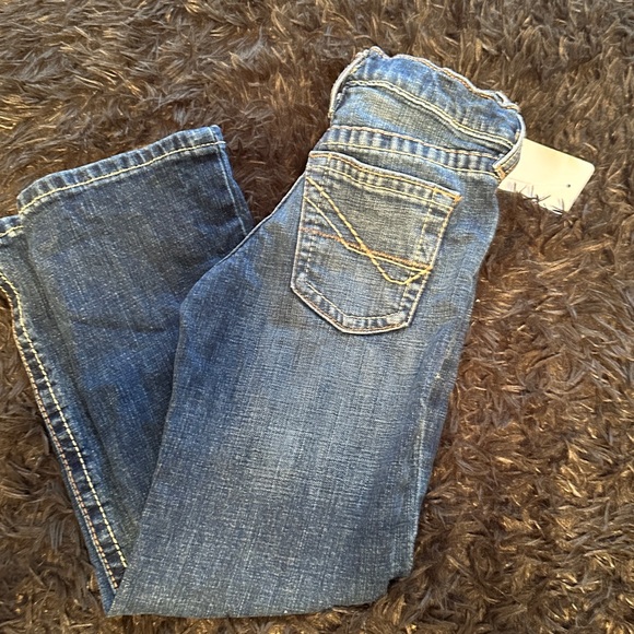 Boys size 8 Ariat relaxed Fit Jeans. Has cinch strap inside to adjust waist. - Picture 1 of 11